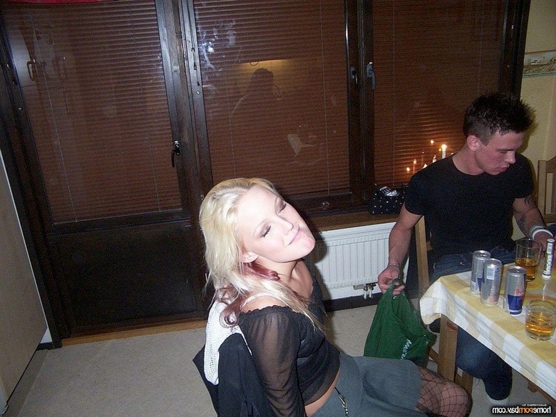Пьяная блондинка позирует и раздевается на камеру