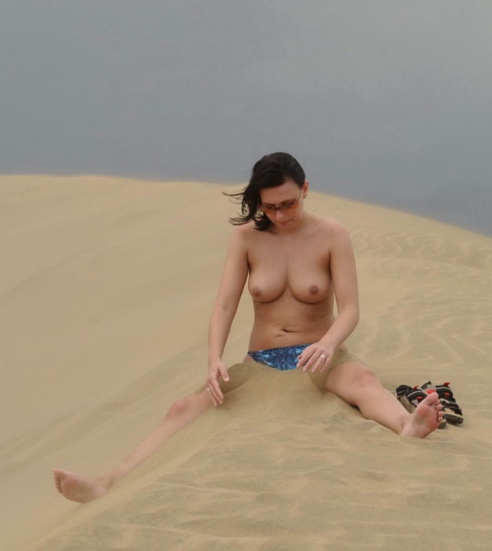 Отпускница релаксирует на пляже полностью обнаженной