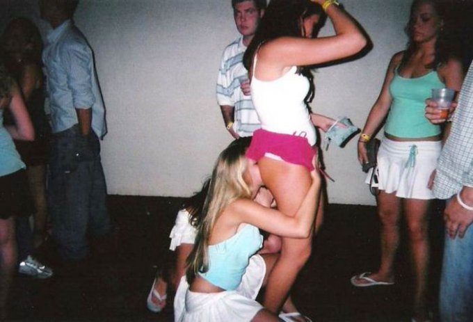 Пьяненькие девчонки разделись в клубе